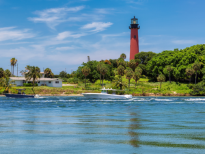 Goulds, FL: A storefront with a sign that reads 'Fianzas'.