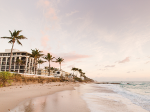 Goulds, FL: A storefront with a sign that reads 'Fianzas'.
