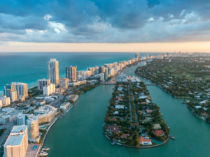 Fianzas en Fisher Island, FL: vista panorámica de la isla desde el mar con palmeras y edificios elegantes.