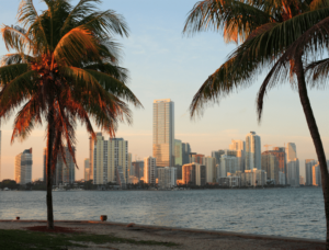 Fianzas en el Portal, FL: Un edificio de apartamentos con jardines bien cuidados y una entrada elegante.