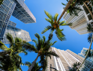 Fianzas en el Portal, FL: Un edificio de apartamentos con jardines bien cuidados y una entrada elegante.