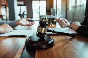 se puede trabajar mientras se esta bajo fianza